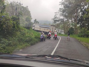 Gegara Google Map, Truk Tronton Muat Meubel Hampir Masuk Jurang di Magetan