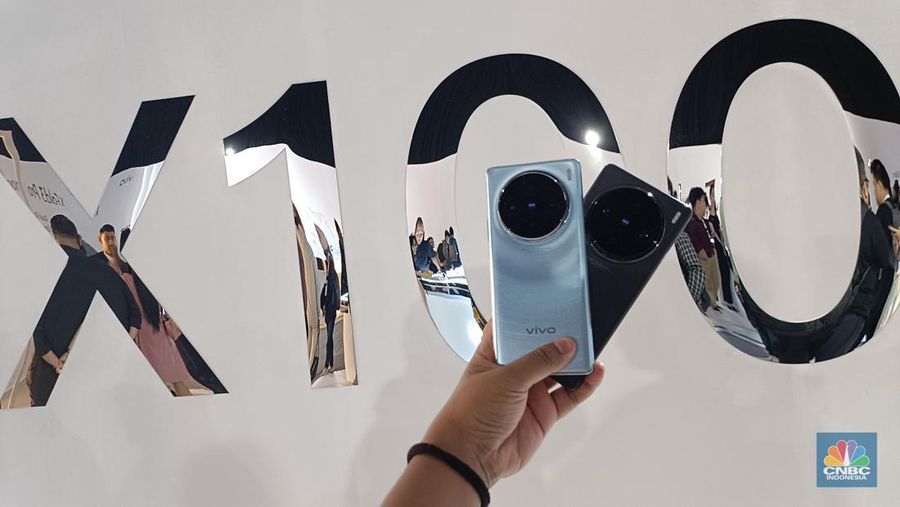 Vivo memboyong X100 series yakni X100 dan X100 Pro. Kedua ponsel ini dilengkapi dengan kamera Zeiss. (CNBC Indonesia/Novina Putri Bestari)