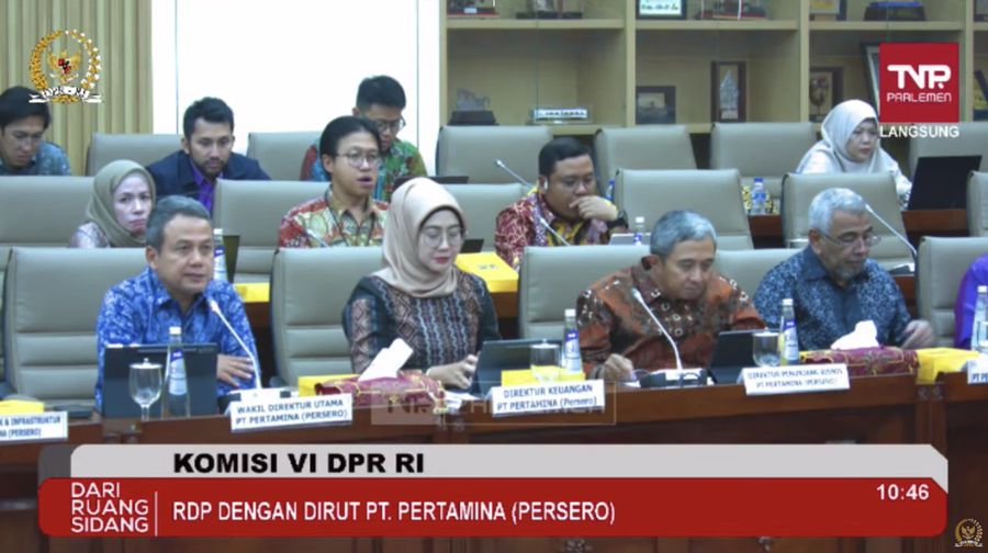Wakil Direktur Utama Pertamina, Wiko Migantoro (Kanan) dan Direktur Keuangan Pertamina, Emma Sri Martini dalam Rapat Dengar Pendapat (RDP) dengan Komisi VI DPR RI pada Rabu (12/6/2024). (Tangkapan Layar Youtube Komisi VI DPR RI Channel)
