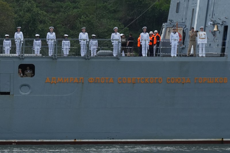 Orang-orang menyaksikan fregat Rusia Laksamana Gorshkov saat memasuki teluk Havana, Kuba, 12 Juni 2024. Orang-orang menyaksikan fregat Rusia Laksamana Gorshkov saat memasuki teluk Havana, Kuba, 12 Juni 2024. (REUTERS/Alexandre Meneghini)