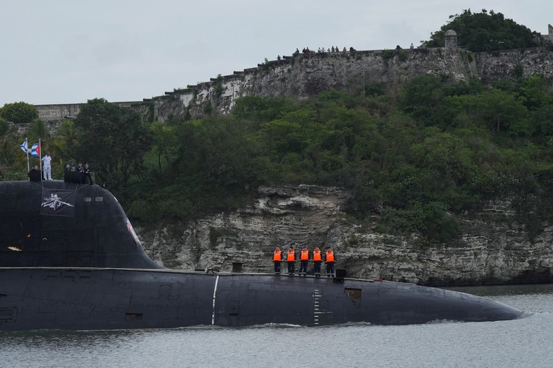 Orang-orang menyaksikan fregat Rusia Laksamana Gorshkov saat memasuki teluk Havana, Kuba, 12 Juni 2024. Orang-orang menyaksikan fregat Rusia Laksamana Gorshkov saat memasuki teluk Havana, Kuba, 12 Juni 2024. (REUTERS/Alexandre Meneghini)