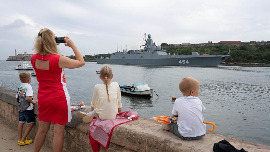 Anggota komunitas Rusia menyaksikan fregat Rusia Laksamana Gorshkov saat memasuki teluk Havana, Kuba, 12 Juni 2024. (REUTERS/Alexandre Meneghini)