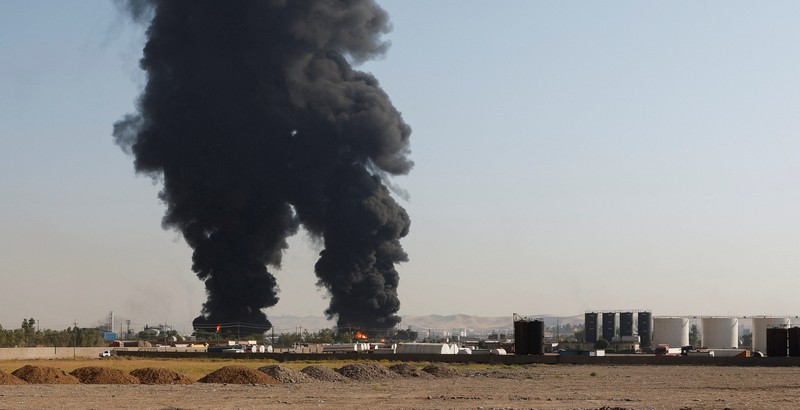 Asap mengepul menyusul kebakaran di kilang minyak, di pinggiran Erbil, Irak, 13 Juni 2024. (REUTERS/Khalid Al-Mousily)