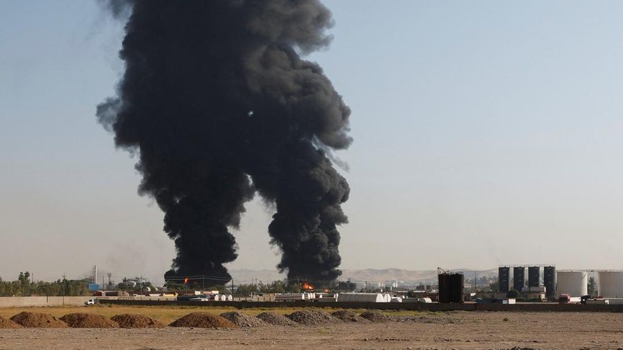 Asap mengepul menyusul kebakaran di kilang minyak, di pinggiran Erbil, Irak, 13 Juni 2024. (REUTERS/Khalid Al-Mousily)