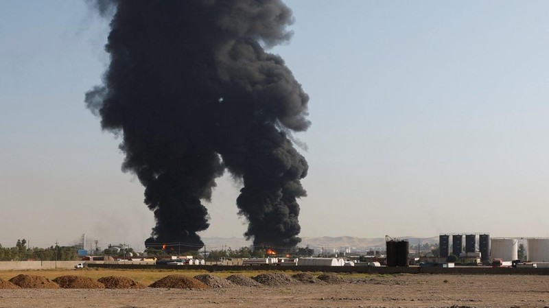 Asap mengepul menyusul kebakaran di kilang minyak, di pinggiran Erbil, Irak, 13 Juni 2024. (REUTERS/Khalid Al-Mousily)