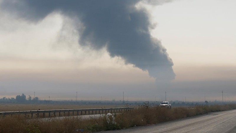 Asap mengepul menyusul kebakaran di kilang minyak, di pinggiran Erbil, Irak, 13 Juni 2024. (REUTERS/Khalid Al-Mousily)