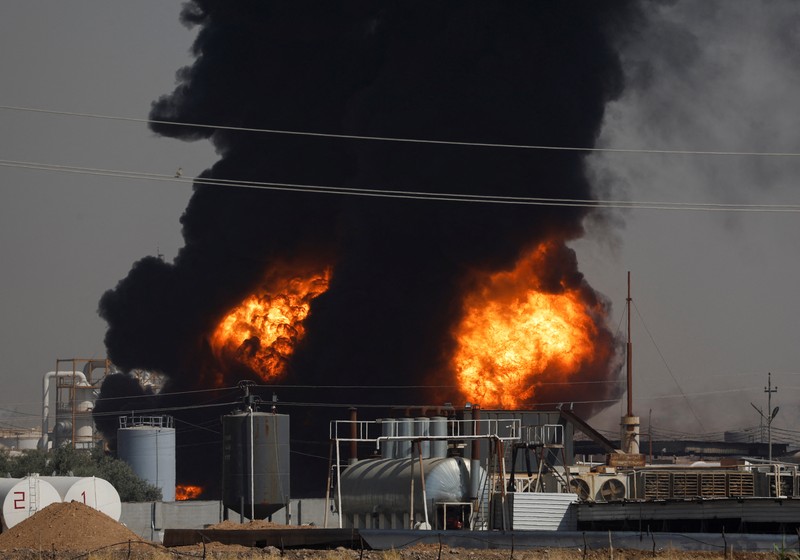 Asap mengepul menyusul kebakaran di kilang minyak, di pinggiran Erbil, Irak, 13 Juni 2024. (REUTERS/Khalid Al-Mousily)