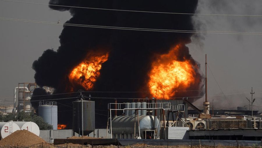 Asap mengepul menyusul kebakaran di kilang minyak, di pinggiran Erbil, Irak, 13 Juni 2024. (REUTERS/Khalid Al-Mousily)