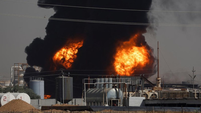 Asap mengepul menyusul kebakaran di kilang minyak, di pinggiran Erbil, Irak, 13 Juni 2024. (REUTERS/Khalid Al-Mousily)