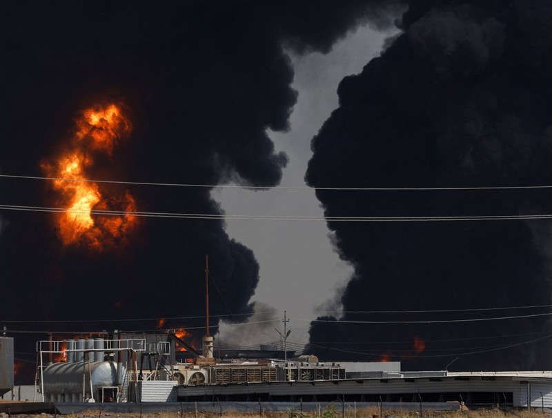 Asap mengepul menyusul kebakaran di kilang minyak, di pinggiran Erbil, Irak, 13 Juni 2024. (REUTERS/Khalid Al-Mousily)