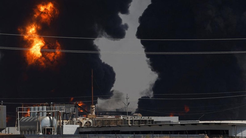 Asap mengepul menyusul kebakaran di kilang minyak, di pinggiran Erbil, Irak, 13 Juni 2024. (REUTERS/Khalid Al-Mousily)