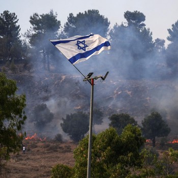 Potret Israel Kalang-kabut Padamkan Api Serangan Hizbullah