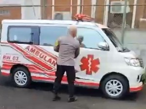 Bhabinkamtibmas di Jaksel Jadi Sopir Ambulans Dadakan demi Bawa Warga ke RS