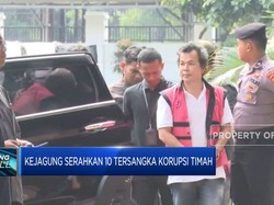 Video: Kejagung Serahkan 10 Tersangka Korupsi Timah ke Kejari Jaksel