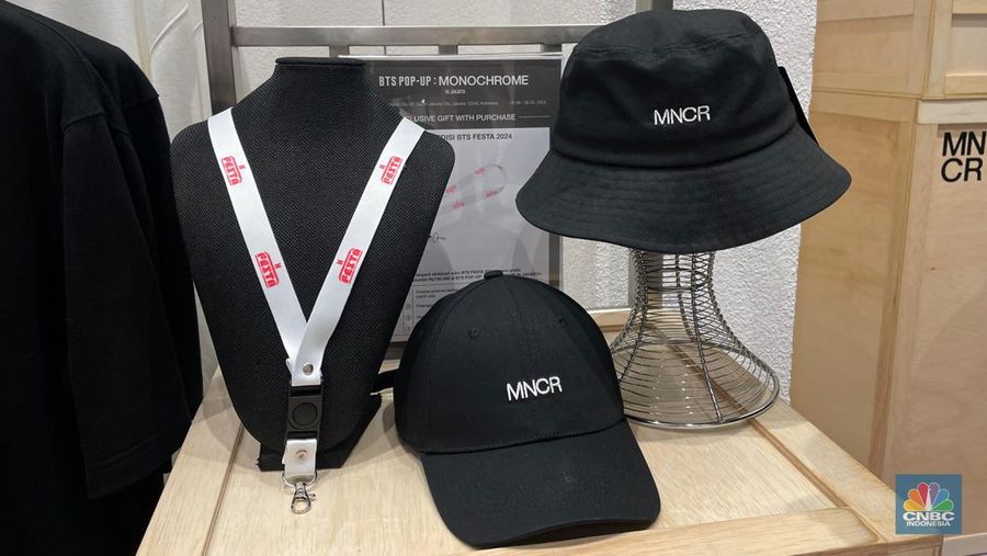 Dalam rangka merayakan 11 tahun debut BTS, METRO Department Store dan HYBE meluncurkan cendera mata (merchandise) lanyard edisi khusus BTS FESTA 2024 di “BTS POP-UP: MONOCHROME”, Gandaria City Mall, Jakarta Selatan, Kamis (13/6/2024). (CNBC Indonesia/Rindi Salsabilla)