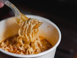 5 Efek Absurd Konsumsi Mie Instan, Picu Kehamilan hingga Asmara Runyam