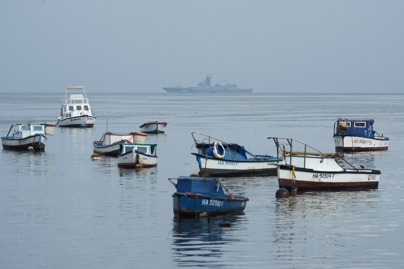 Orang-orang menyaksikan fregat Rusia Laksamana Gorshkov saat memasuki teluk Havana, Kuba, 12 Juni 2024. (REUTERS/Alexandre Meneghini)