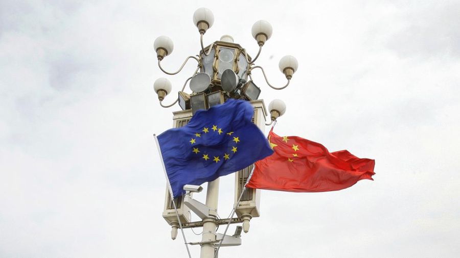 Ilustrasi Bendera China dan Bendera Eropa.  (AP Photo/Andy Wong/File Foto)