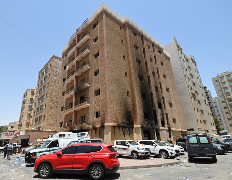 Kendaraan diparkir di samping gedung yang rusak akibat kebakaran mematikan, di Mangaf, Kuwait selatan, 12 Juni 2024. Kendaraan diparkir di samping gedung yang rusak akibat kebakaran mematikan, di Mangaf, Kuwait selatan, 12 Juni 2024. (REUTERS/Stringer)