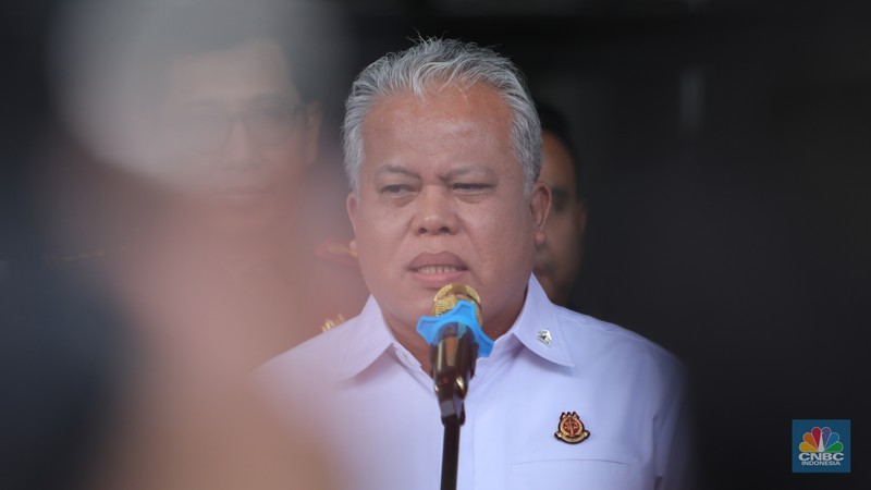 Tersangka dugaan korupsi tata niaga timah di wilayah izin usaha pertambangan (IUP) PT Timah Tbk periode 2015-2022 tiba di Kejaksaan Negeri Jakarta Selatan, Kamis (13/6/2024). (CNBC Indonesia/Faisal Rahman) Tersangka dugaan korupsi tata niaga timah di wilayah izin usaha pertambangan (IUP) PT Timah Tbk periode 2015-2022 tiba di Kejaksaan Negeri Jakarta Selatan, Kamis (13/6/2024). (CNBC Indonesia/Faisal Rahman)
