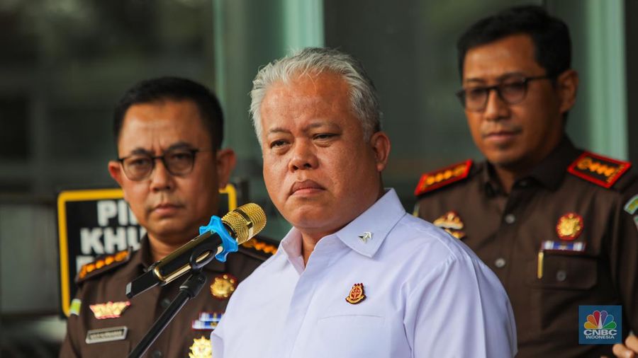 Kepala Pusat Penerangan Hukum (Kapuspenkum) Kejaksaan Agung (Kejagung), Harli Siregar memberikan keterangan saat konferensi pers di Kejaksaan Negeri Jakarta Selatan, Kamis (13/6/2024). (CNBC Indonesia/Faisal Rahman)