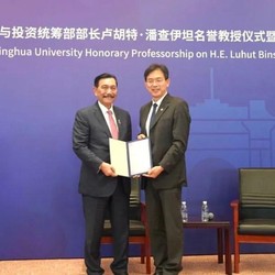 Luhut Diberi Gelar Profesor Kehormatan dari Kampus China