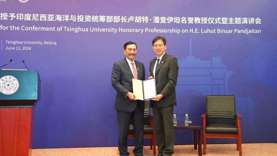 Luhut Binsar Pandjaitan mendapatkan penganugerahan Professor dari Tsinghua University (Tsinghua Daxue). (Instagram @luhut.pandjaitan)