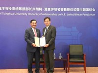 Luhut Diberi Gelar Profesor Kehormatan dari Kampus China