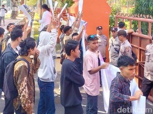 Massa Desak Polda NTB Usut Mafia Tambang di Sumbawa Barat