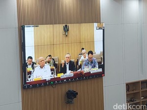 Rapat Bareng DPR Zulhas Curhat Anggaran Turun Terus