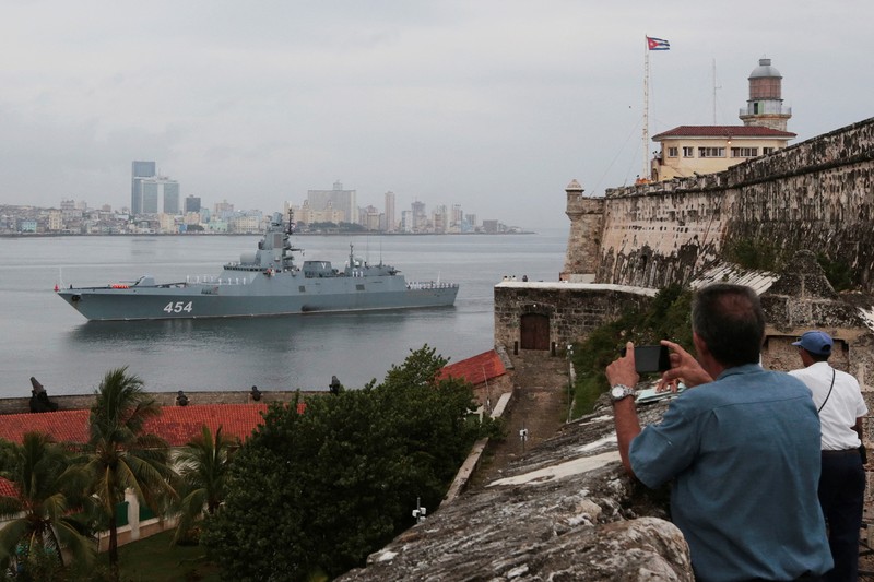 Orang-orang menyaksikan fregat Rusia Laksamana Gorshkov saat memasuki teluk Havana, Kuba, 12 Juni 2024. Orang-orang menyaksikan fregat Rusia Laksamana Gorshkov saat memasuki teluk Havana, Kuba, 12 Juni 2024. (REUTERS/Alexandre Meneghini)
