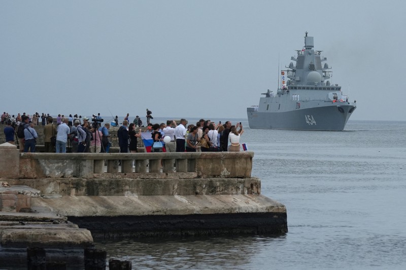 Orang-orang menyaksikan fregat Rusia Laksamana Gorshkov saat memasuki teluk Havana, Kuba, 12 Juni 2024. Orang-orang menyaksikan fregat Rusia Laksamana Gorshkov saat memasuki teluk Havana, Kuba, 12 Juni 2024. (REUTERS/Alexandre Meneghini)