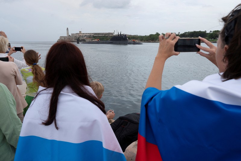 Orang-orang menyaksikan fregat Rusia Laksamana Gorshkov saat memasuki teluk Havana, Kuba, 12 Juni 2024. Orang-orang menyaksikan fregat Rusia Laksamana Gorshkov saat memasuki teluk Havana, Kuba, 12 Juni 2024. (REUTERS/Alexandre Meneghini)