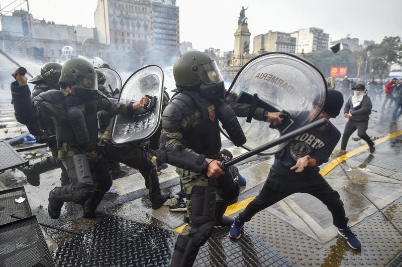 Polisi memblokir pengunjuk rasa anti-pemerintah di luar Kongres saat anggota parlemen memperdebatkan RUU reformasi yang dipromosikan Presiden Javier Milei di Buenos Aires, Argentina, Selasa, 11 Juni 2024. Polisi memblokir pengunjuk rasa anti-pemerintah di luar Kongres saat anggota parlemen memperdebatkan RUU reformasi yang dipromosikan Presiden Javier Milei di Buenos Aires, Argentina, Selasa, 11 Juni 2024. (AP Photo/Rodrigo Abd)