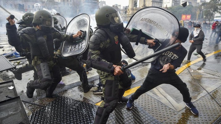 Pengunjuk rasa anti-pemerintah bentrok dengan polisi di luar Kongres, saat anggota parlemen memperdebatkan rancangan undang-undang reformasi yang dipromosikan oleh Presiden Argentina Javier Milei di Buenos Aires, Argentina, Rabu, 12 Juni 2024. (AP Photo/Gustavo Garello)