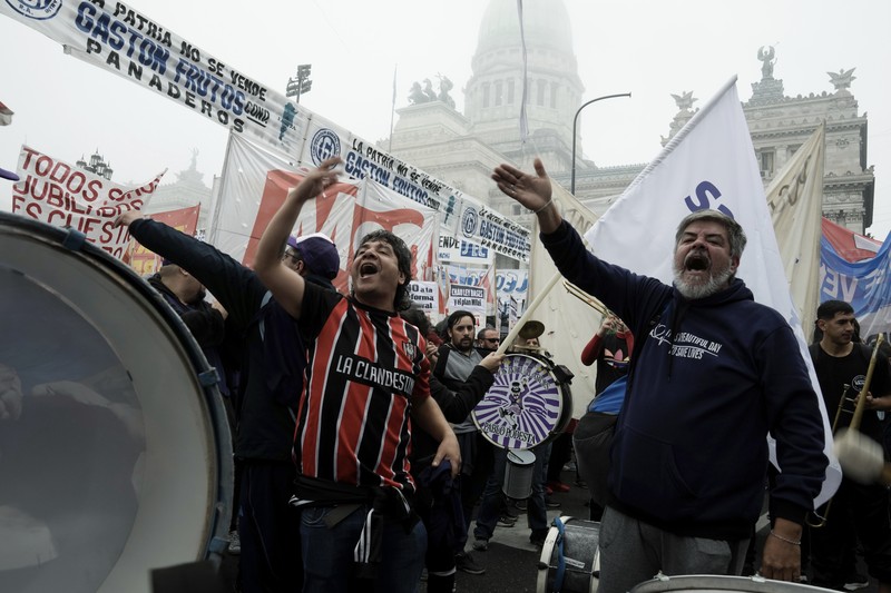 Polisi memblokir pengunjuk rasa anti-pemerintah di luar Kongres saat anggota parlemen memperdebatkan RUU reformasi yang dipromosikan Presiden Javier Milei di Buenos Aires, Argentina, Selasa, 11 Juni 2024. (AP Photo/Rodrigo Abd)