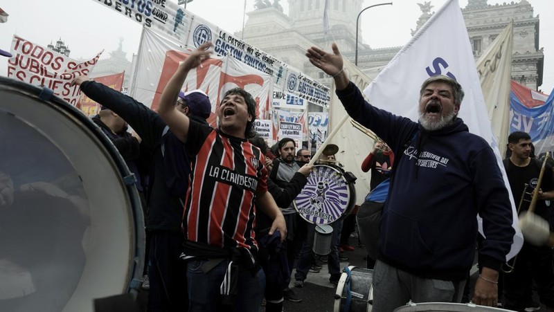 Polisi memblokir pengunjuk rasa anti-pemerintah di luar Kongres saat anggota parlemen memperdebatkan RUU reformasi yang dipromosikan Presiden Javier Milei di Buenos Aires, Argentina, Selasa, 11 Juni 2024. (AP Photo/Rodrigo Abd)