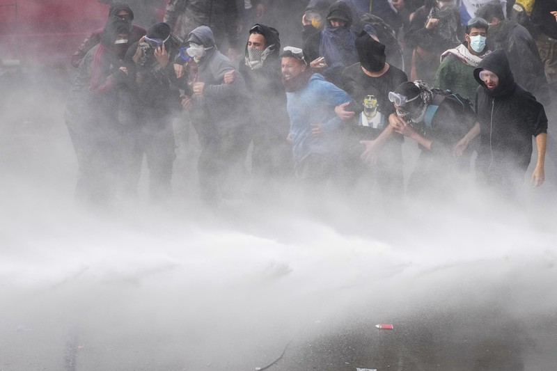 Polisi memblokir pengunjuk rasa anti-pemerintah di luar Kongres saat anggota parlemen memperdebatkan RUU reformasi yang dipromosikan Presiden Javier Milei di Buenos Aires, Argentina, Selasa, 11 Juni 2024. Polisi memblokir pengunjuk rasa anti-pemerintah di luar Kongres saat anggota parlemen memperdebatkan RUU reformasi yang dipromosikan Presiden Javier Milei di Buenos Aires, Argentina, Selasa, 11 Juni 2024. (AP Photo/Rodrigo Abd)