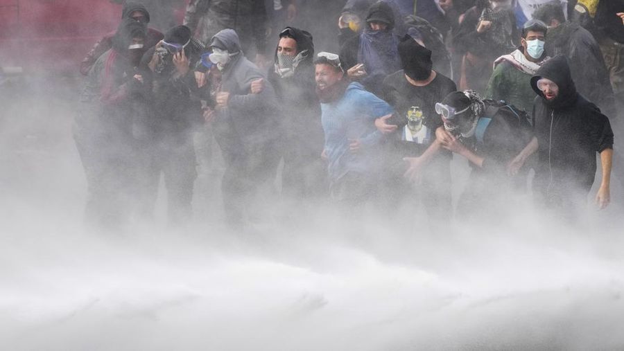 Polisi memblokir pengunjuk rasa anti-pemerintah di luar Kongres saat anggota parlemen memperdebatkan RUU reformasi yang dipromosikan Presiden Javier Milei di Buenos Aires, Argentina, Selasa, 11 Juni 2024. (AP Photo/Rodrigo Abd)