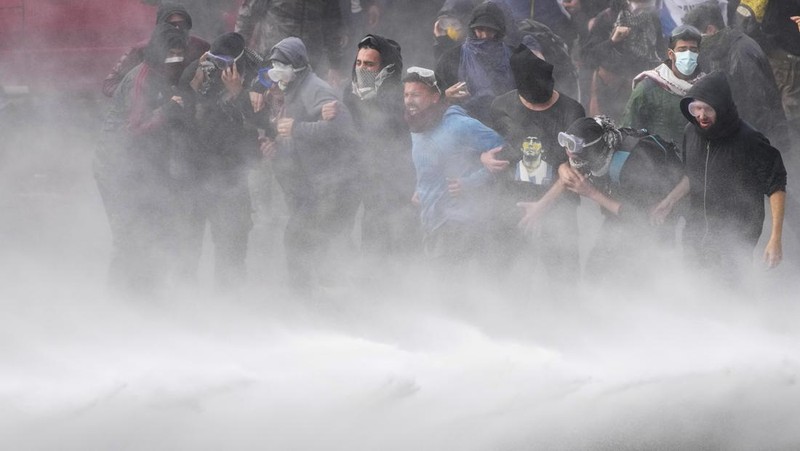 Polisi memblokir pengunjuk rasa anti-pemerintah di luar Kongres saat anggota parlemen memperdebatkan RUU reformasi yang dipromosikan Presiden Javier Milei di Buenos Aires, Argentina, Selasa, 11 Juni 2024. (AP Photo/Rodrigo Abd)