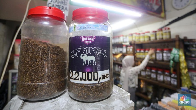 Penjual tembakau linting di toko Kedai Tembakau, Jakarta, Kamis (13/6/2024). Usaha tembakau linting yang dirintis sejak 2021 tersebut menjadi alternatif pilihan bagi perokok di kenaikan harga rokok konvensional. (CNBC Indonesia/Faisal Rahman)