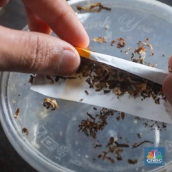 Pengusaha-Pekerja Rokok Teriak Efek Aturan Cukai Naik-Kemasan Polos