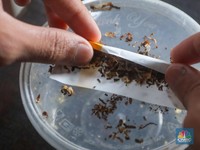 Pengusaha-Pekerja Rokok Teriak Efek Aturan Cukai Naik-Kemasan Polos
