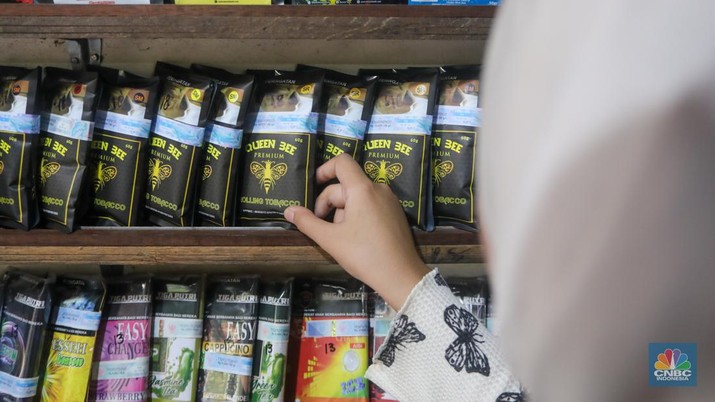 Penjual tembakau linting di toko Kedai Tembakau, Jakarta, Kamis (13/6/2024). Usaha tembakau linting yang dirintis sejak 2021 tersebut menjadi alternatif pilihan bagi perokok di kenaikan harga rokok konvensional. (CNBC Indonesia/Faisal Rahman)