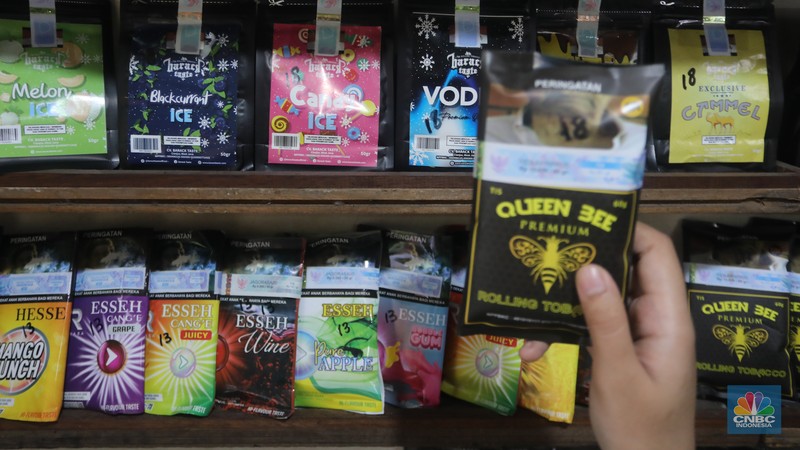Penjual tembakau linting di toko Kedai Tembakau, Jakarta, Kamis (13/6/2024). Usaha tembakau linting yang dirintis sejak 2021 tersebut menjadi alternatif pilihan bagi perokok di kenaikan harga rokok konvensional. (CNBC Indonesia/Faisal Rahman) Penjual tembakau linting di toko Kedai Tembakau, Jakarta, Kamis (13/6/2024). Usaha tembakau linting yang dirintis sejak 2021 tersebut menjadi alternatif pilihan bagi perokok di kenaikan harga rokok konvensional. (CNBC Indonesia/Faisal Rahman)