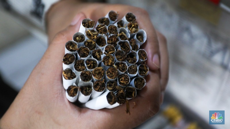 Penjual tembakau linting di toko Kedai Tembakau, Jakarta, Kamis (13/6/2024). Usaha tembakau linting yang dirintis sejak 2021 tersebut menjadi alternatif pilihan bagi perokok di kenaikan harga rokok konvensional. (CNBC Indonesia/Faisal Rahman) Penjual tembakau linting di toko Kedai Tembakau, Jakarta, Kamis (13/6/2024). Usaha tembakau linting yang dirintis sejak 2021 tersebut menjadi alternatif pilihan bagi perokok di kenaikan harga rokok konvensional. (CNBC Indonesia/Faisal Rahman)