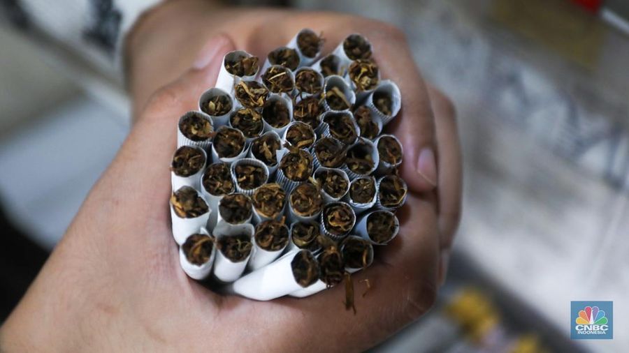Penjual tembakau linting di toko Kedai Tembakau, Jakarta, Kamis (13/6/2024). Usaha tembakau linting yang dirintis sejak 2021 tersebut menjadi alternatif pilihan bagi perokok di kenaikan harga rokok konvensional. (CNBC Indonesia/Faisal Rahman)