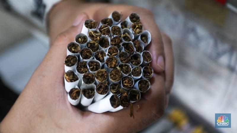 Penjual tembakau linting di toko Kedai Tembakau, Jakarta, Kamis (13/6/2024). Usaha tembakau linting yang dirintis sejak 2021 tersebut menjadi alternatif pilihan bagi perokok di kenaikan harga rokok konvensional. (CNBC Indonesia/Faisal Rahman)