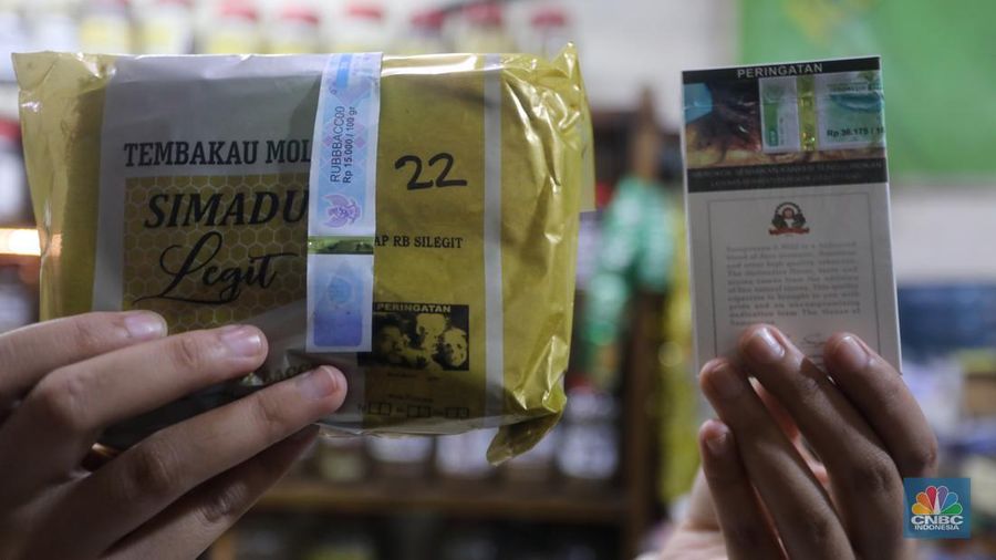 Penjual tembakau linting di toko Kedai Tembakau, Jakarta, Kamis (13/6/2024). Usaha tembakau linting yang dirintis sejak 2021 tersebut menjadi alternatif pilihan bagi perokok di kenaikan harga rokok konvensional. (CNBC Indonesia/Faisal Rahman)