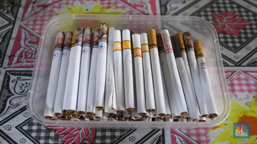Penjual tembakau linting di toko Kedai Tembakau, Jakarta, Kamis (13/6/2024). Usaha tembakau linting yang dirintis sejak 2021 tersebut menjadi alternatif pilihan bagi perokok di kenaikan harga rokok konvensional. (CNBC Indonesia/Faisal Rahman)